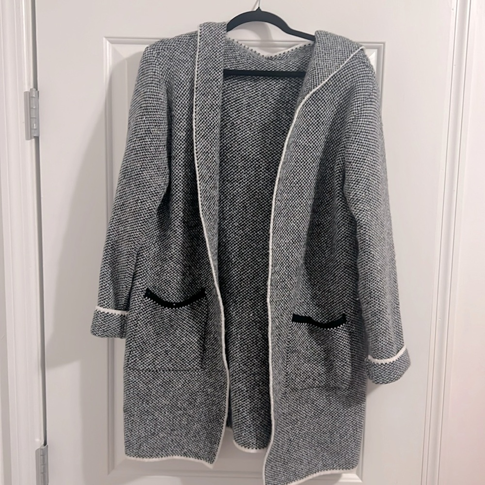 Super cute comfy sweater. Size Large.